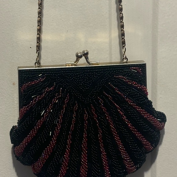 Vintage Walborg
Clam Style Beaded Purse KIss Lock Purse w/Chain -$12 - Picture 4 of 7